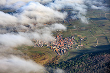 Winzerort unter Wolken aus Westen in Birkweiler im Bundesland Rheinland-Pfalz, Deutschland