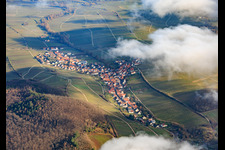 Winzerort unter Wolken aus Westen in Ranschbach im Bundesland Rheinland-Pfalz, Deutschland