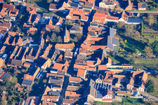 Dorfzentrum mit Kirche im Ortsteil Heuchelheim in Heuchelheim-Klingen im Bundesland Rheinland-Pfalz, Deutschland