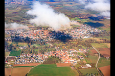 Ortsansicht von Süden unter Wolken im Ortsteil Billigheim in Billigheim-Ingenheim im Bundesland Rheinland-Pfalz, Deutschland