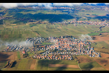 Ortsansicht von Süden unter Wolken im Ortsteil Mörzheim in Landau in der Pfalz im Bundesland Rheinland-Pfalz, Deutschland