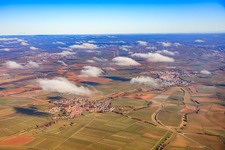 Ortsansicht von Westen unter Wolken in Insheim im Bundesland Rheinland-Pfalz, Deutschland