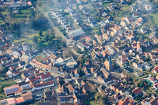 Weinstraße mit Simultankirche St. Quintinus in Siebeldingen im Bundesland Rheinland-Pfalz, Deutschland