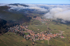 Winzerort unter Wolken von Süden in Frankweiler im Bundesland Rheinland-Pfalz, Deutschland