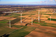 Repowering des Windpark Minfeld. JUWI ersetzt vier Altanlagen (GE 1.5) aus 2004 durch zwei neue, modernen Anlagen vom Typ Vestas V162 mit je sechs MW im Bundesland Rheinland-Pfalz, Deutschland von oben