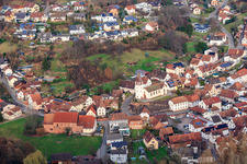 Dorfansicht von Westen mit Wasgau-Laden und Kirche St. Peter und Paul in Bundenthal im Bundesland Rheinland-Pfalz, Deutschland