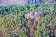 Naturdenkmal Fladensteine (Buntsandsteinfelsen) in Bundenthal im Bundesland Rheinland-Pfalz, Deutschland