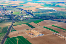 Bohrturm des zweiten Tiefenbohrplatz von Vulcan Energy zwischen Rohrbach und Insheim zur Förderung von Geothermie und Lithium im Bundesland Rheinland-Pfalz, Deutschland