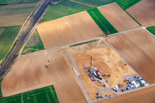 Bohrturm des zweiten Tiefenbohrplatz von Vulcan Energy zwischen Rohrbach und Insheim zur Förderung von Geothermie und Lithium im Bundesland Rheinland-Pfalz, Deutschland