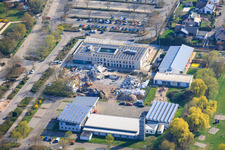 Abriss des alten Rathaus Offenbach an der Queich zwischen Feuerwehr, Kommunale Kita Queichhüpfer und Rathaus-Neubau im Bundesland Rheinland-Pfalz, Deutschland