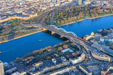 Rhein mit Konrad-Adenauer-Brücke und Berliner Platz im Ortsteil Innenstadt in Mannheim im Bundesland Baden-Württemberg, Deutschland