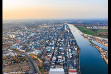 BASF-Gelände am Rheinufer von Süden in Ludwigshafen am Rhein im Bundesland Rheinland-Pfalz, Deutschland