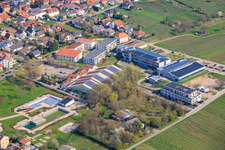Sportpark Maikammer mit Kalmit-Sporthalle und Gebrüder-Ullrich-Realschule plus im Bundesland Rheinland-Pfalz, Deutschland