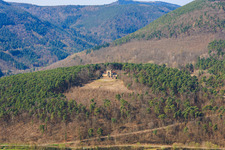 Freigeräumte Plattform vor dem renovierten Sieges- und Friedensdenkmal in Edenkoben im Bundesland Rheinland-Pfalz, Deutschland