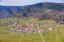 Winzerdorf von Osten im Frühjahr in Weyher in der Pfalz im Bundesland Rheinland-Pfalz, Deutschland