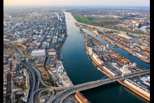 BASF-Gelände am Rheinufer von Süden in Ludwigshafen am Rhein im Bundesland Rheinland-Pfalz, Deutschland