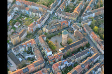 Grundschule Gräfenauschule und historischer Wasserturm im Ortsteil Hemshof in Ludwigshafen am Rhein im Bundesland Rheinland-Pfalz, Deutschland