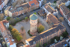 Grundschule Gräfenauschule und historischer Wasserturm im Ortsteil Hemshof in Ludwigshafen am Rhein im Bundesland Rheinland-Pfalz, Deutschland