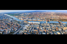 Stadtpanorama am Rhein aus Westen von der BASF bis zur Konrad-Adenauer-Brücke im Ortsteil Mitte in Ludwigshafen am Rhein im Bundesland Rheinland-Pfalz, Deutschland