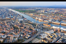 Stadtansicht am Rhein von Südwesten gegenüber dem Rheinhafen von Mannheim im Ortsteil Hemshof in Ludwigshafen am Rhein im Bundesland Rheinland-Pfalz, Deutschland