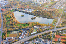 See Große Blies mit Schule an der Blies im Ortsteil Mundenheim in Ludwigshafen am Rhein im Bundesland Rheinland-Pfalz, Deutschland