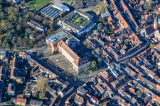 Karlsburg(Carlsburg) und Scheck-in-Center Durlach an der Weiherhofhalle in Karlsruhe im Bundesland Baden-Württemberg, Deutschland
