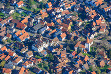 Dorfzentrum mit Barbarakirche im Ortsteil Ellmendingen in Keltern im Bundesland Baden-Württemberg, Deutschland