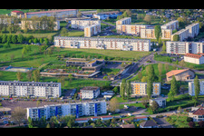 Schule Ecole du Parc und Kirche Église Sainte-Thérèse de Farébersviller an der Plattenbauwohnsiedlung an der Av. de l'Europe im Bundesland Moselle, Frankreich