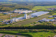 Glashütte AGC Glass Seingbouse SAS mit großer Freiflächen PV-Anlage im Bundesland Moselle, Frankreich