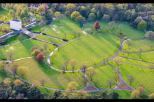 Grabsteinreihen und Parkanlage auf dem Amerikanischer Militärfriedhof und Gedenkstätte von Saint-Avold im Ortsteil Forêts de Zang et du Steinberg im Bundesland Moselle, Frankreich