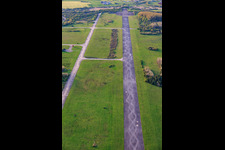 Landebahn des ehemaligen Miltärflugplatz Grostenquin aus Südosten in Bistroff im Bundesland Moselle, Frankreich