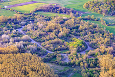 Ovale Strasse zu den Silos am ehemaligen Miltärflugplatz Grostenquin in Bistroff im Bundesland Moselle, Frankreich