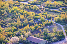 Paraglider über den Hangars am ehemaligen Miltärflugplatz Grostenquin in Bistroff im Bundesland Moselle, Frankreich