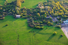 Paraglider über den Hangars am ehemaligen Miltärflugplatz Grostenquin in Bistroff im Bundesland Moselle, Frankreich