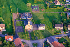 Kirche Saint-Joseph und Mairie von Westen in Frémestroff im Bundesland Moselle, Frankreich
