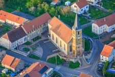 Kirche und Mairie De Leyviller in Leyweiler im Bundesland Moselle, Frankreich