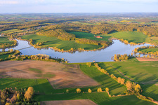 Stege mit Anglerhütten umsäumen das Ufer des Sees Etang du Welschhof in Puttelange-aux-Lacs im Bundesland Moselle, Frankreich