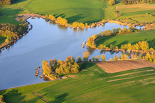 Stege mit Anglerhütten umsäumen das Ufer des Sees Etang du Welschhof in Puttelange-aux-Lacs im Bundesland Moselle, Frankreich
