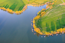 Stege mit Anglerhütten umsäumen das Ufer des Sees Etang du Welschhof in Puttelange-aux-Lacs im Bundesland Moselle, Frankreich