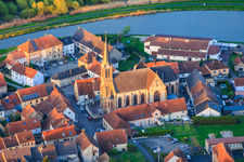 Kirche Saint-Etienne im Abendlicht in Wittring im Bundesland Moselle, Frankreich