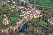 Verlauf der Blies an der deutsch-französischen Landesgrenze und Château de Frauenberg im Bundesland Moselle, Frankreich