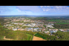 Stadtpanorama aus Südosten im Ortsteil Zone Industrielle du Grand Bois Fayencerie in Saargemünd im Bundesland Moselle, Frankreich