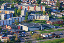 Complexe Sportif Marcel Cerdan and der Plattenbauwohnsiedlung an der Av. Victor Hugo in Farébersviller im Bundesland Moselle, Frankreich