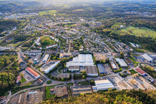 Stadtansicht aus Osten mit DODO SAMM und Betonwerk ANGERMULLER Béton Prêt à l'Emploi im Ortsteil Zone Industrielle-Hollerloch-Gros Hêtre in Saint-Avold im Bundesland Moselle, Frankreich