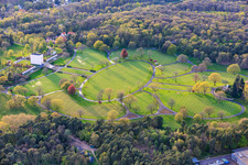 Grabsteinreihen und Parkanlage auf dem Amerikanischer Militärfriedhof und Gedenkstätte von Saint-Avold im Ortsteil Forêts de Zang et du Steinberg im Bundesland Moselle, Frankreich