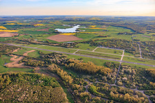 Landebahn des ehemaligen Miltärflugplatz Grostenquin aus Nordosten in Bistroff im Bundesland Moselle, Frankreich