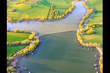 Brücke über den See Etang du Welschhof in Puttelange-aux-Lacs im Bundesland Moselle, Frankreich