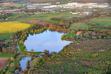 See Étang Saint-Hubert mit Hôtel Restaurant Saint-Hubert - Hambach Sarreguemines im Bundesland Moselle, Frankreich