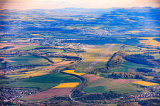 Landebahn des Flughafen TRIWO Zweibrücken EDRZ aus Süden im Ortsteil Brenschelbach in Blieskastel im Bundesland Saarland, Deutschland