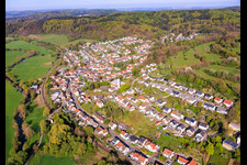 Ortsansicht von Osten mit Herz Jesu Kirche (Katholische Kirche) im Ortsteil Bierbach in Blieskastel im Bundesland Saarland, Deutschland